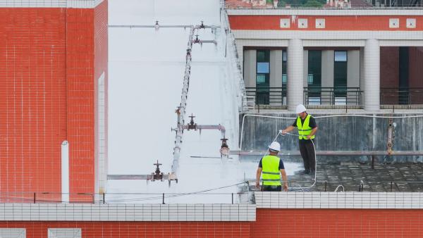 Bild 1 von 4: Kühlendes Weiß: Ameisen aus der Sahara haben Ingenieure zur Entwicklung einer Farbe mit Nanopartikeln inspiriert, die die Oberflächentemperatur von Gebäuden um mehr als 30 Grad senkt.