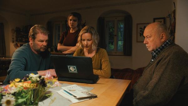 Bild 1 von 21: Im Bild: Im Forsthaus machen Robert Winkler (Kai Scheve, l.), Karina Szabo (Lara Mandoki, 2.v.l.) und Saskia Bergelt (Teresa Weißbach, 2.v.r.) eine interessante Entdeckung. Fritz Bergelt (Thomas Thieme, r.) ist skeptisch.