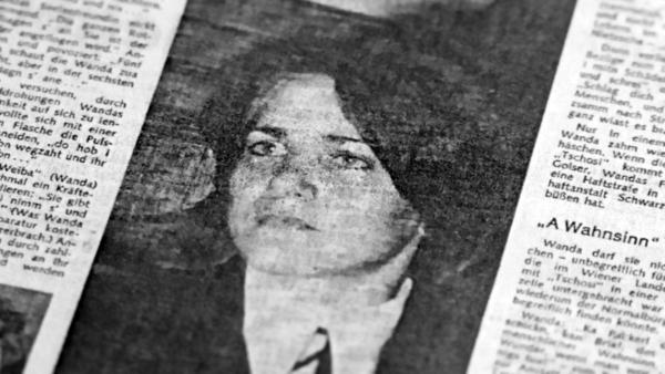 Bild 1 von 9: Im Bild: Ein Zeitungsartikel über Gertrude Wanda Kuchwalek, alias \