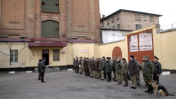 Bild 1 von 1: Der Arbeitstag startet für die vierzig Wärter mit dem täglichen Briefing. Hier hört jeder genau zu, denn diese Informationen können unter Umständen lebensrettend sein.