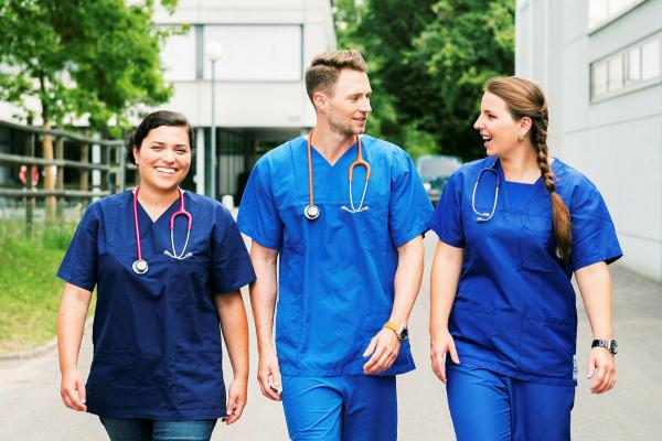 Bild 1 von 2: Die drei jungen Tierärzte Eléonore, William und Gwennaëlle machen ihre ersten Erfahrungen im Berufsleben.