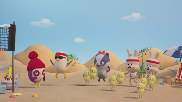 Bild 1 von 3: Becca leitet ein Spiel auf der Strand-Party an!