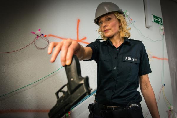 Bild 1 von 13: Melanie (Sanna Englund) wurde von Lutger Dörr als Geisel genommen. Wenn sie ihm ihre Waffe nicht gibt, drückt er sofort den Auslöser und sprengt alles in die Luft.