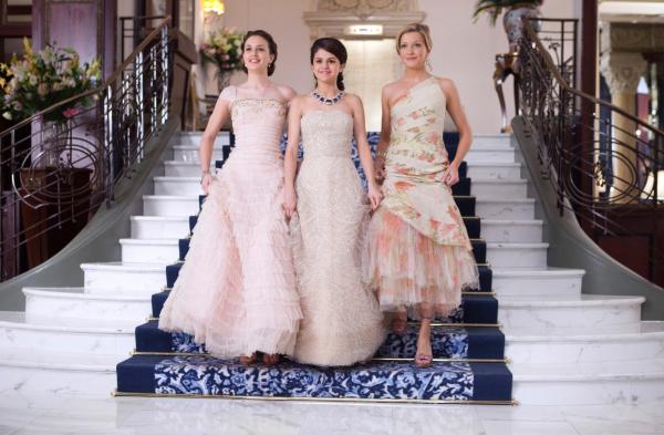 Bild 1 von 13: Kaum wird Grace (Selena Gomez, M.) mit der reichen Erbin Cordelia verwechselt, findet sie sich mit ihren Freundinnen Emma (Katie Cassidy, r.) und Meg (Leighton Meester, l.) in einer Suite in Monte Carlo wieder, inmitten teurer Kleider und unbezahlbarem Schmuck ...