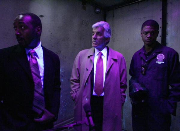 Bild 1 von 7: (l-r) Jesse L. Martin as Detective Ed Green, Dennis Farina as Joe Fontana,  Avery Glymph as CSU Tech Joel Lowden -- NBC Universal