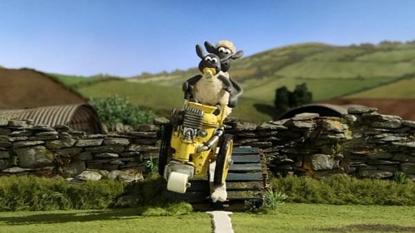 Bild 1 von 6: Die Linien-Maschine rast mit Shaun und Timmy über Stock und Stein und hinterlässt eine weiße Linie.