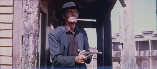 Bild 1 von 13: Der eiskalte Killer Frank (Henry Fonda) hat den Farmer McBain und seine drei Kinder auf dem Gewissen ...