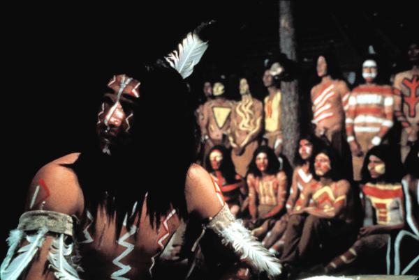Bild 1 von 5: Versammlung der Sioux im Zelt. Nach dem bestandenen Rituell wird John Morgan (Richard Harris) in den Stamm aufgenommen und mit Laufendem Reh (Corinna Tsopei), der Schwester des Häuptlings, verheiratet.