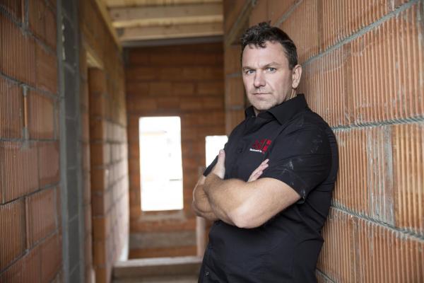 Bild 1 von 4: Im Kampf gegen den Pfusch: Der EU-Bausachverständige Günther Nussbaum (Foto) greift verzweifelten Häuslbauern, die Opfer von Baumängeln geworden sind, unter die Arme ...