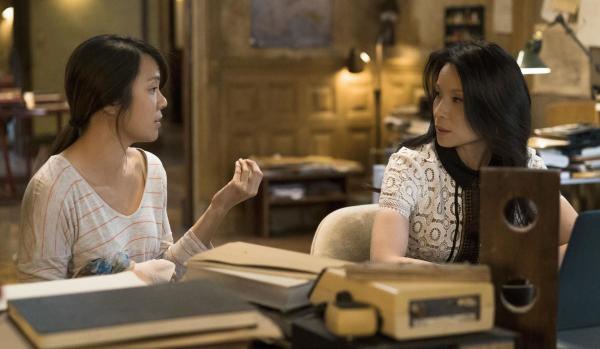 Bild 1 von 10: Microfts Ex-Geliebte Lin Wen (Samantha Quan, l.) bittet Holmes und Watson (Lucy Liu, r.) darum, herauszufinden, wer hinter dem Überfall auf einen ihrer illegalen Pokerabende und dem anschließenden Anschlag auf ihr Leben steckt ...