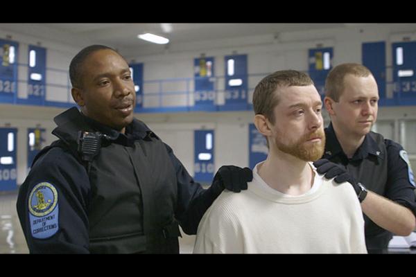 Bild 1 von 4: Randall wird zu seiner Zelle geführt.