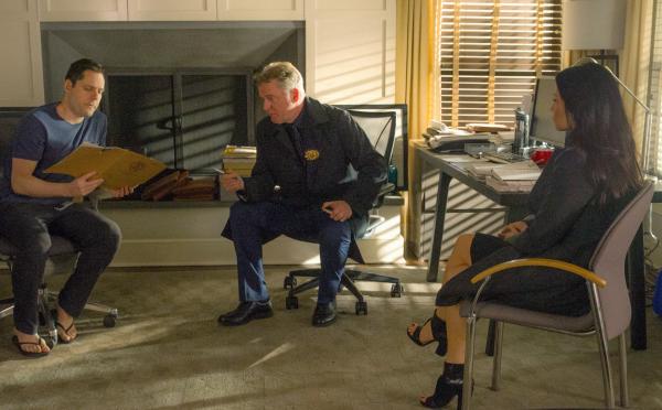 Bild 1 von 5: Zwei Männer werden tot aufgefunden, beide in dem Moment ermordet als sie ihrerseits einen Mord inszenieren wollten. Captain Gregson (Aidan Quinn, M.) und Watson (Lucy Liu, r.) hoffen, dass Davis Potter (Alexander Chaplin, l.), der Geschäftspartner eines der Opfer, ihnen weiterhelfen kann ...