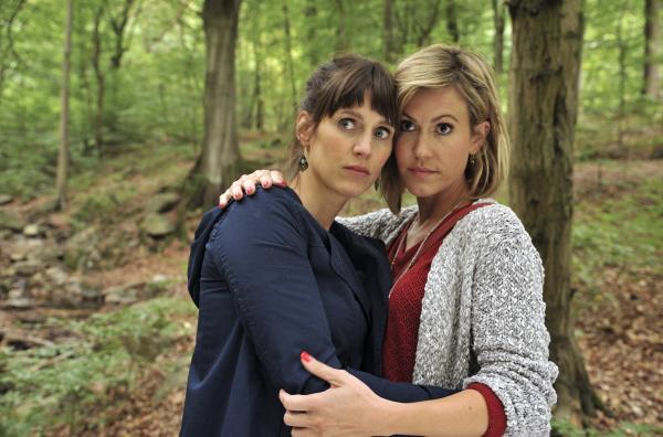 Bild 1 von 1: Klara (Wolke Hegenbarth, rechts) hält es für völlig absurd, dass ihre Freundin Kati (Sophie Lutz) ihren Onkel umgebracht haben soll.