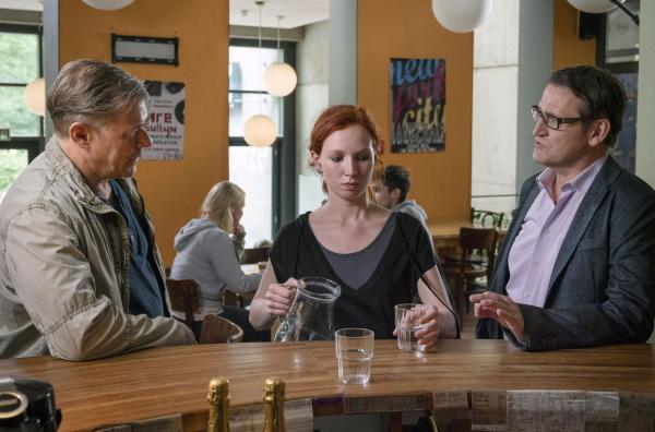 Bild 1 von 6: (v.l.n.r.) Finn Kiesewetter (Sven Martinek); Lotte Hardebeck (Victoria Steiber); Lars Englen (Ingo Naujoks)
