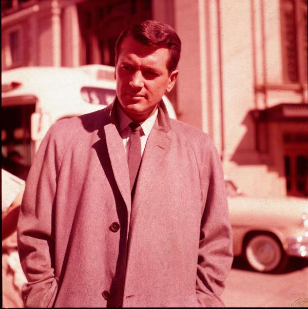 Bild 1 von 5: Der ewige Junggeselle Brad (Rock Hudson) verdreht sämtlichen Frauen den Kopf - bis er auf die nette Stimme von Jan aufmerksam wird, mit er sich einen Anschluss teilt ...