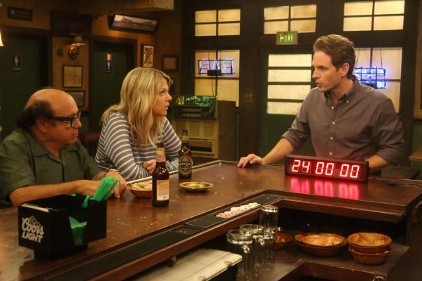 Bild 1 von 8: (v.l.n.r.) Frank Reynolds (Danny DeVito); Dee Reynolds (Kaitlin Olson); Dennis Reynolds (Glenn Howerton)
