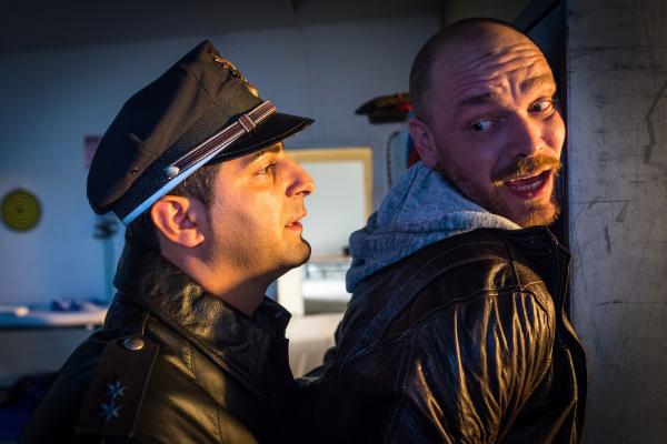 Bild 1 von 9: Tarik (Serhat Cokgezen, l.) nimmt Jens Rasch (Michael Starkl, r.) in Gewahrsam, als dieser auf Bianca Friesen losgehen wollte.