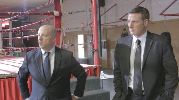 Bild 1 von 6: Auf der Suche nach dem Mörder der zweifachen Mutter Pamela Edwards: Lt. Joe Kenda (Carl Mariono, r.) und sein Team ... Können sie den herzlosen Täter in einem Boxclub ermitteln?