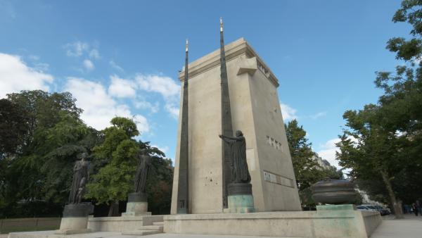 Bild 1 von 5: Das Monument des Droits de l'Homme - Mahnmal für die Menschenrechte - ist reich verziert und strotzt vor Symbolik. In den Verweisen auf antike Götter und die Freimaurer steckt François Mitterrands Handschrift.