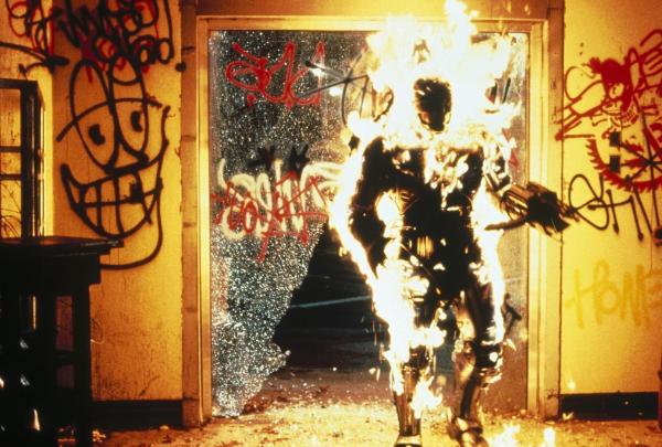 Bild 1 von 8: RoboCop (Robert John Burke) stellt sich auf die Seite der Armen ...