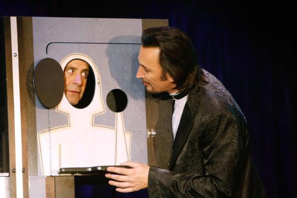 Bild 1 von 6: Im Bild (v.li.): Tony Shalhoub (Adrian Monk), Steve Valentine (Karl Torini).