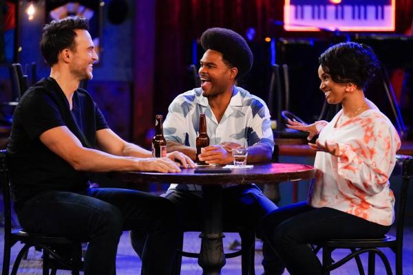 Bild 1 von 12: (v.l.n.r.) Max (Cheyenne Jackson); Carter (Julian Gant); Randi (Kyla Pratt)
