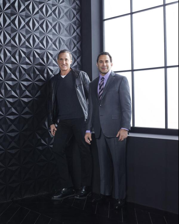 Bild 1 von 4: (3. Staffel) - Dr. Terry Dubrow (l.); Dr. Paul Nassif (r.)