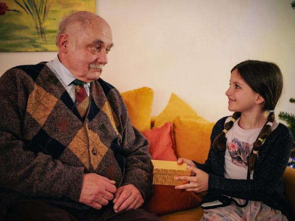 Bild 1 von 25: Im Bild: Karl Fischer (Herbert), Amelie Voegtle (Emily).