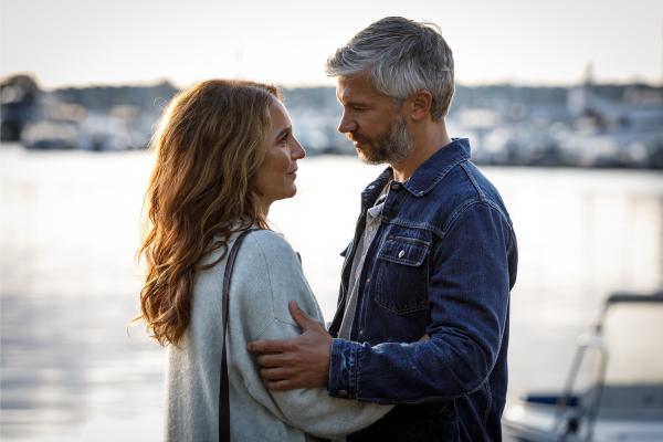 Bild 1 von 6: Nora (Alexandra Rapaport) und Alexander (Nicolai Cleve Broch) sind schwer verliebt und überglücklich, dass sie endlich zueinander gefunden haben.