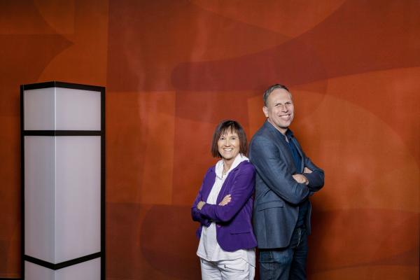 Bild 1 von 10: Moderatorin Christine Krueger und Moderator Achim Bogdahn im Tagesgespräch-Studio.