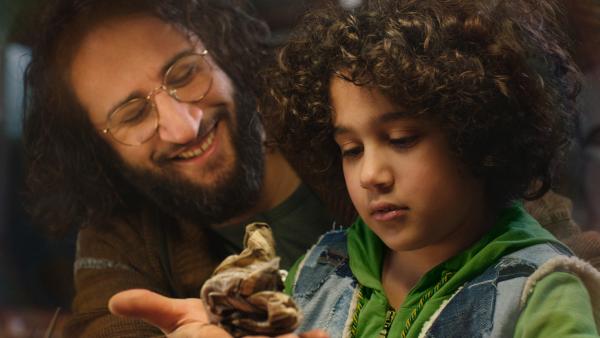 Bild 1 von 4: Stolz zeigt Sameer Saïd seinen Familienschatz.© SWR/Phanta Basta!/Indi Film - Honorarfreie Verwendung gemäß AGB im redaktionellen Zusammenhang mit genannter Sendung bei Nennung \