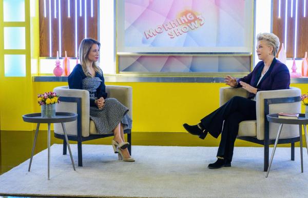 Bild 1 von 8: Joan Watson (Lucy Liu, l.); Nachrichtensprecherin (Joan Lunden, r.)