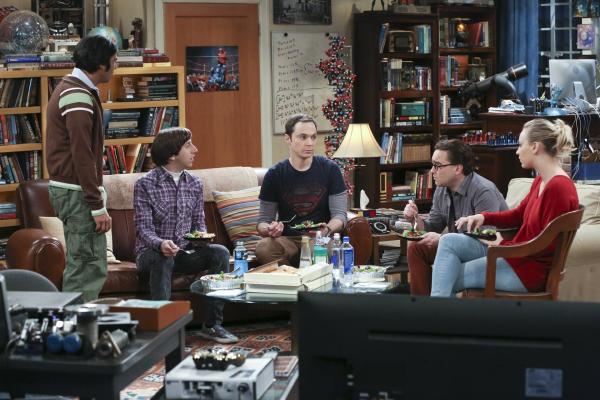 Bild 1 von 12: Sheldon (Jim Parsons, M.) ist entsetzt, als er erfährt, dass Raj (Kunal Nayyar, l.), Howard (Simon Helberg, 2.v.l.), Leonard (Johnny Galecki, 2.v.r.) und Penny (Kaley Cuoco, r.) ohne ihn nach Las Vegas fahren wollen. Doch diese machen ihm klar, dass das nur seinem eigenen Verhalten zuzuschreiben ist ...
