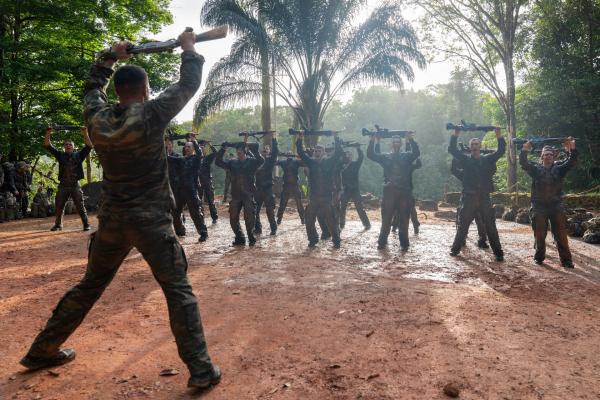 Bild 1 von 11: Dschungelkampfschule: Eiserne Disziplin - und jeden Abend Strafübungen.