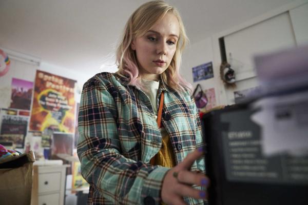 Bild 1 von 7: Meg (Alexa Davies)