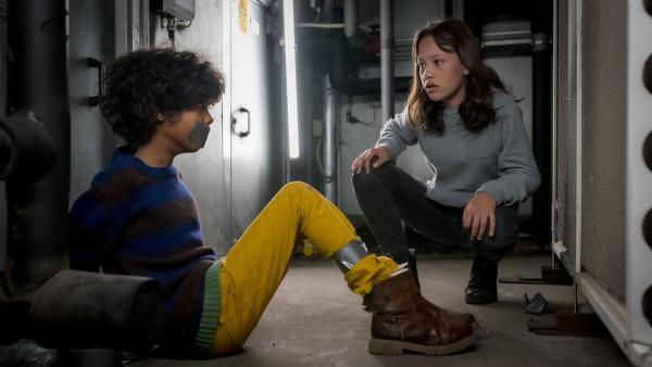 Bild 1 von 7: Endlich hat Kira (Marlene Appen) Femi (Spencer König) gefunden!