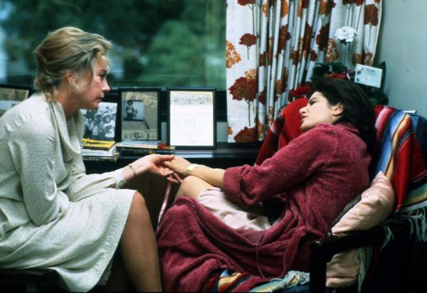 Bild 1 von 7: Erst nach vielen Schicksalsschlägen finden Emma (Debra Winger, r.) und ihre Mutter Aurora (Shirley MacLaine, l.) schließlich zueinander ...