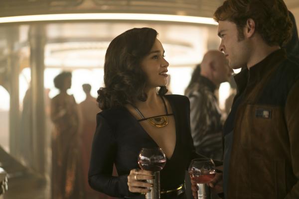 Bild 1 von 12: Qi'ra (Emilia Clarke, l.); Han Solo (Alden Ehrenreich, r.)