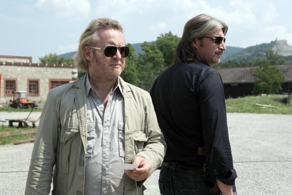 Bild 1 von 13: Im Bild (v.li.): Gregor Seberg (Helmuth Nowak), Stefan Jürgens (Carl Ribarski).