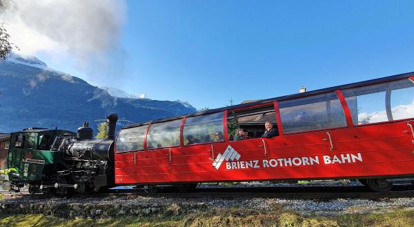 Bild 1 von 4: Die Brienz-Rothorn-Bahn mit der ölbefeuerten Lok 15 auf den ersten Metern der Gebirgsstrecke - noch sind die Häuser von Brienz zu sehen.