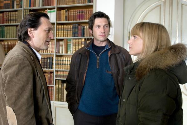 Bild 1 von 18: Im Bild (v.li.): Peter Weiss (Knut Beretsky), Andreas Kiendl (Klaus Lechner), Kristina Sprenger (Karin Kofler).