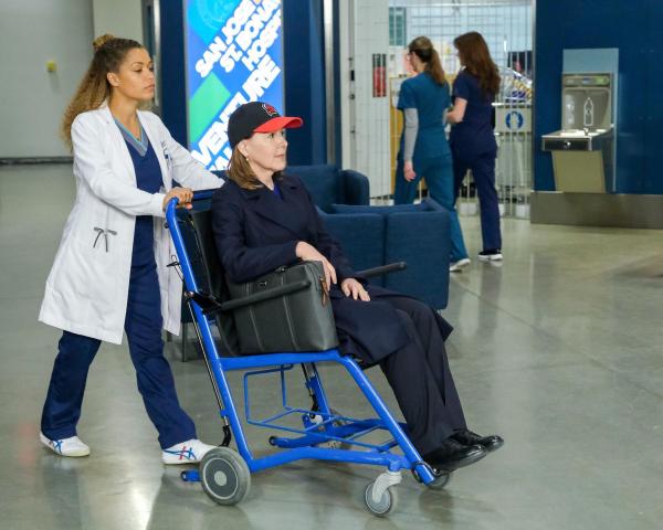 Bild 1 von 42: Im Bild (v.li.): Antonia Thomas (Dr. Claire Browne), Cynthia Stevenson (Senatorin Marian Clark).