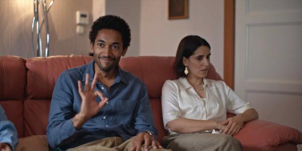 Bild 1 von 1: Theo (Benito Bause) freut sich, dass ihn Tracy (Maryam Zaree) perfekt imitiert.