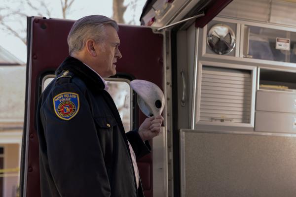 Bild 1 von 5: Chief Dandridge (Bruce Campbell) steht kurz davor, das Rätsel um Ryan Hudsons Tod zu lösen. Doch was er findet, wirft neue Fragen auf.