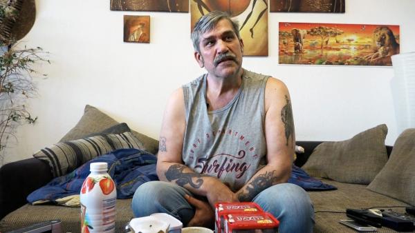 Bild 1 von 5: Chris (57) ist bereits seit über zehn Jahren auf staatliche Unterstützung angewiesen. Nach einer langjährigen Beziehung ist der ehemalige Kurierfahrer seit ein paar Monaten wieder Single..