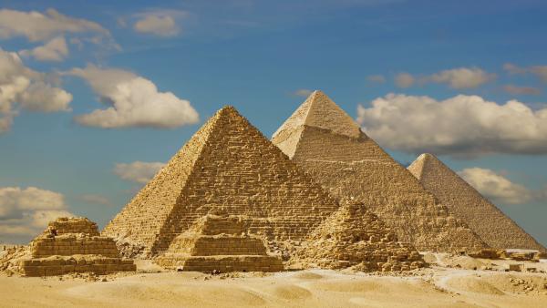Bild 1 von 3: Die Pyramiden von Gizeh erzählen noch heute von der Zeit des Alten Reiches, das um 2.200 vor Christus zerfiel. Danach wurden nie wieder so imposante Pyramiden erbaut.