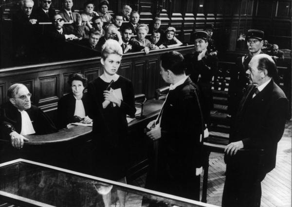 Bild 1 von 5: Die junge schöne Dominique Marceau (Brigitte Bardot, Mi.) muss sich wegen Mordes an ihrem Liebhaber Gilbert Tellier vor dem einem Pariser Schwurgericht verantworten.