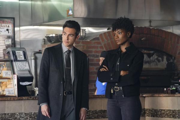 Bild 1 von 4: Special Agent Stuart Scola (John Boyd, l.); Special Agent Tiffany Wallace (Katherine Renee Kane, r.)