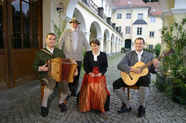 Bild 1 von 7: Im Bild: Sepp Forcher mit der Hochrießer Okarinamusi.