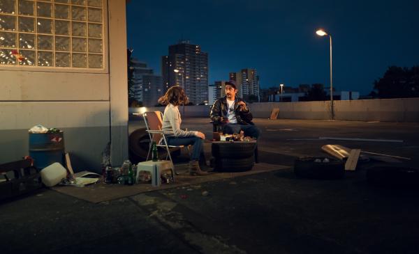 Bild 1 von 4: Romantisches Treffen auf dem Dach des Wohnblocks: Sol (Eko Fresh) und Jessica (Joyce Ilg).